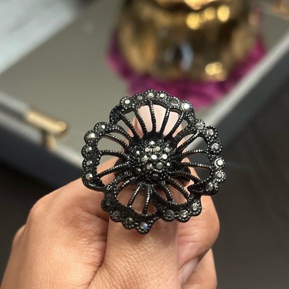 Black flower faux crystal ring - Picture 1 of 4